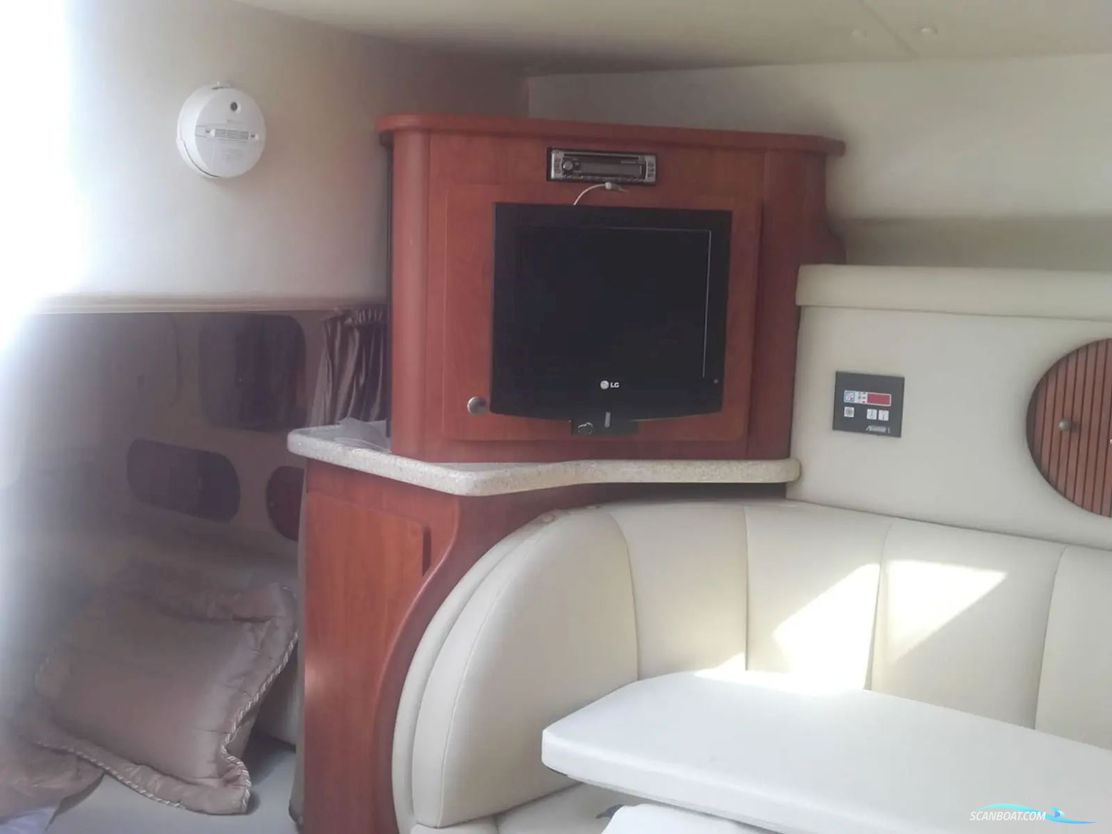 Rinker 320 Fiesta Vee