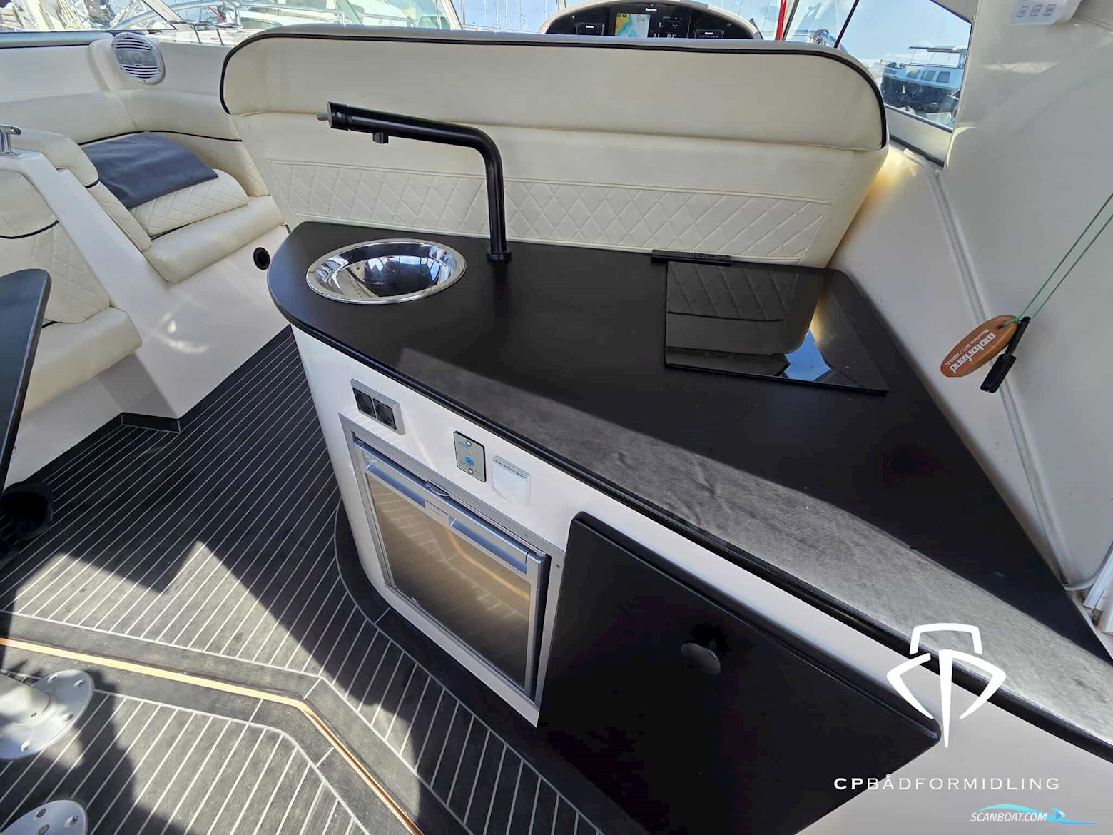 Rinker 360 Fiesta Vee