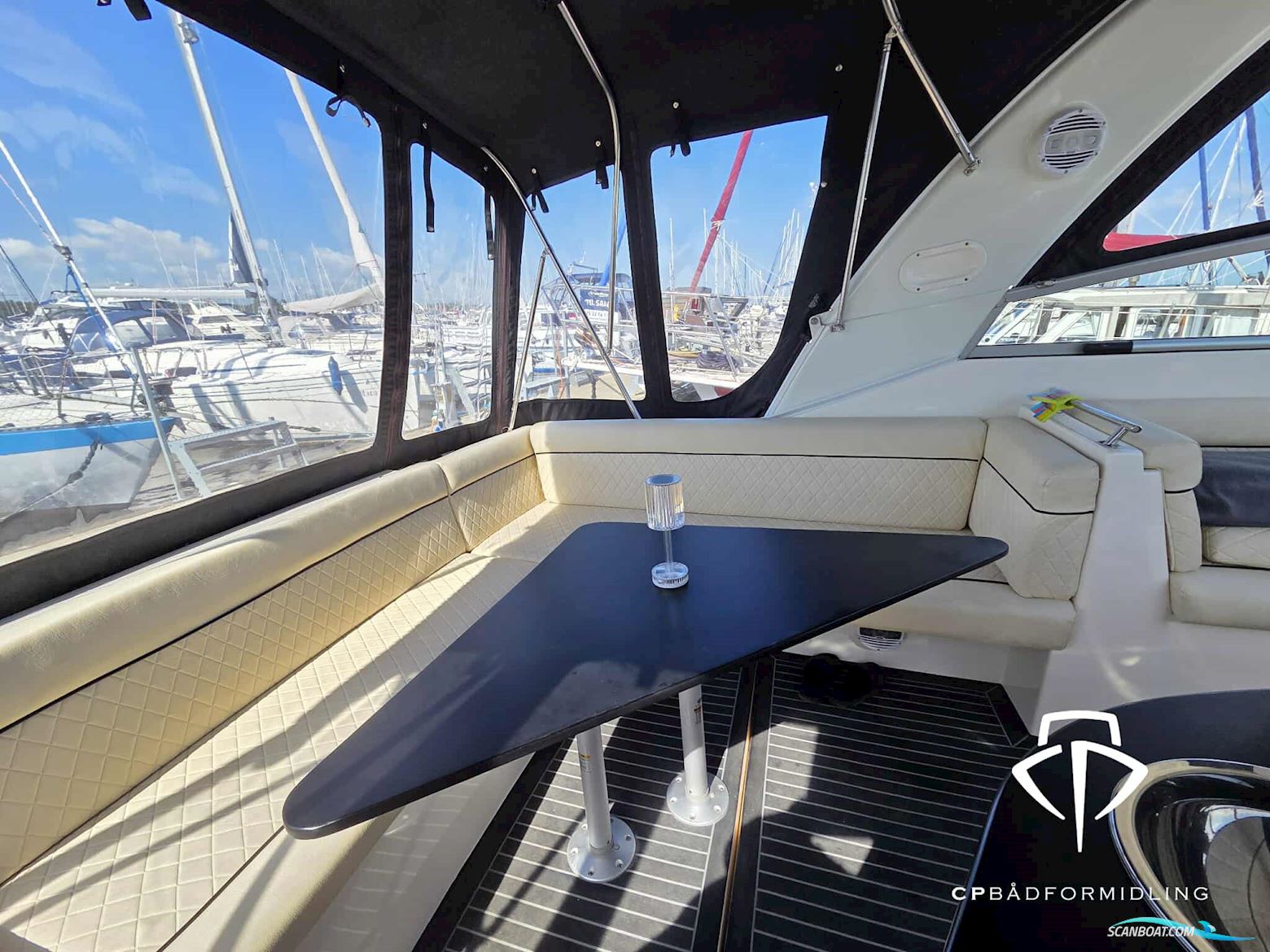 Rinker 360 Fiesta Vee