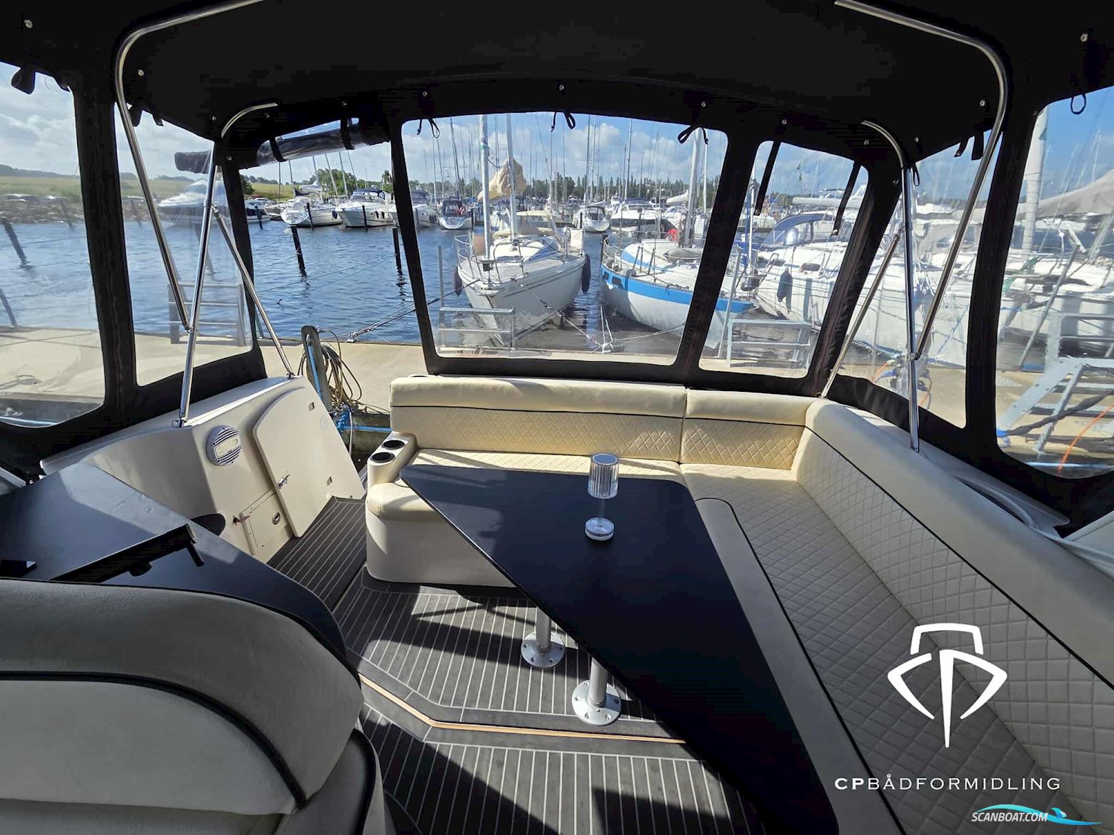 Rinker 360 Fiesta Vee