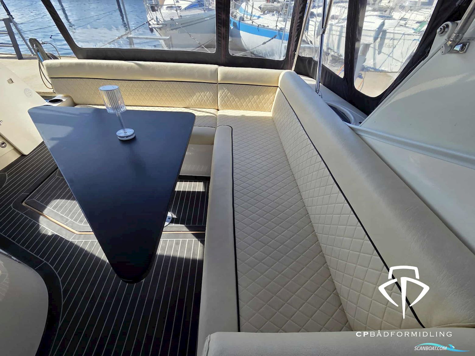 Rinker 360 Fiesta Vee