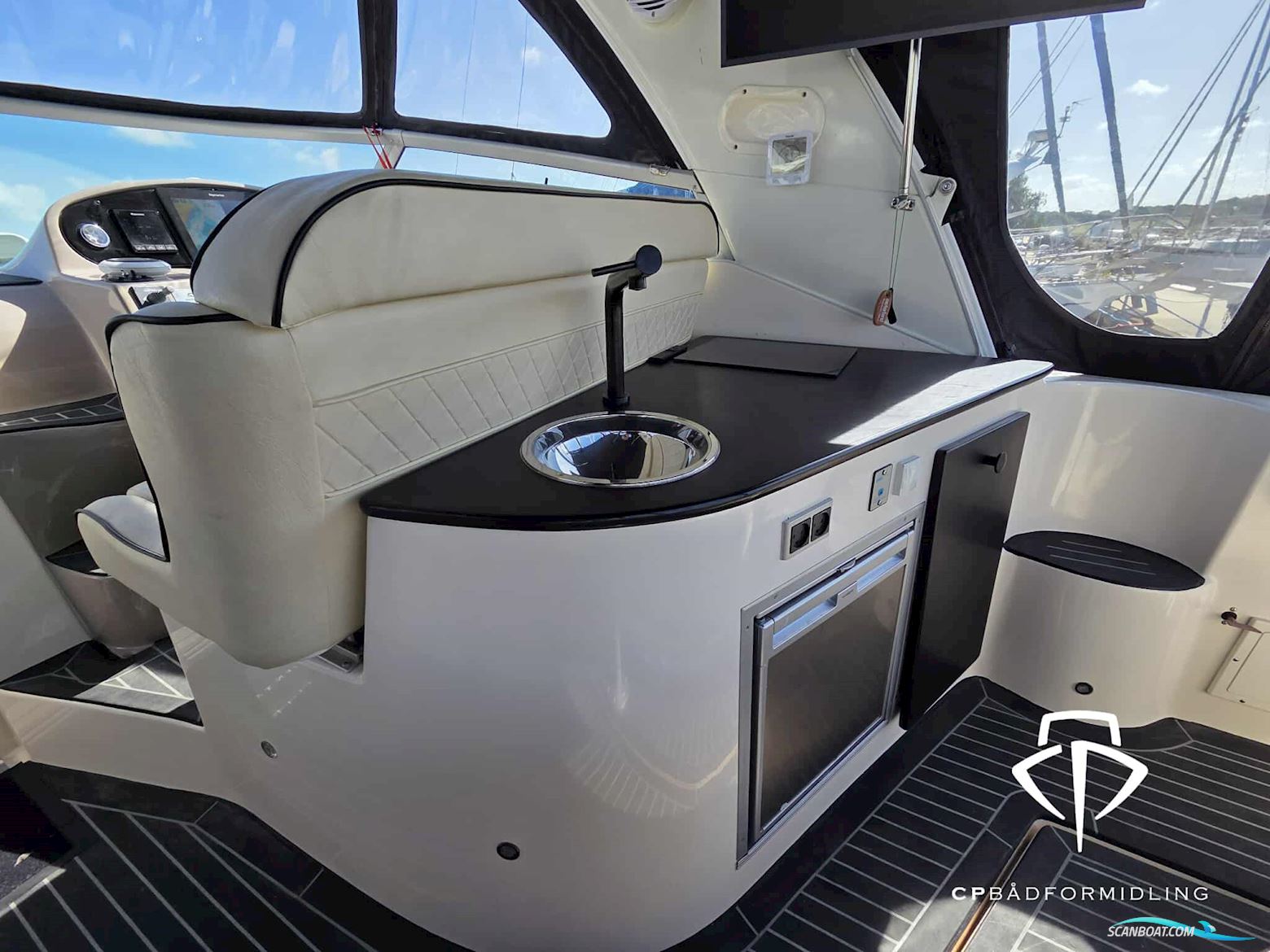 Rinker 360 Fiesta Vee