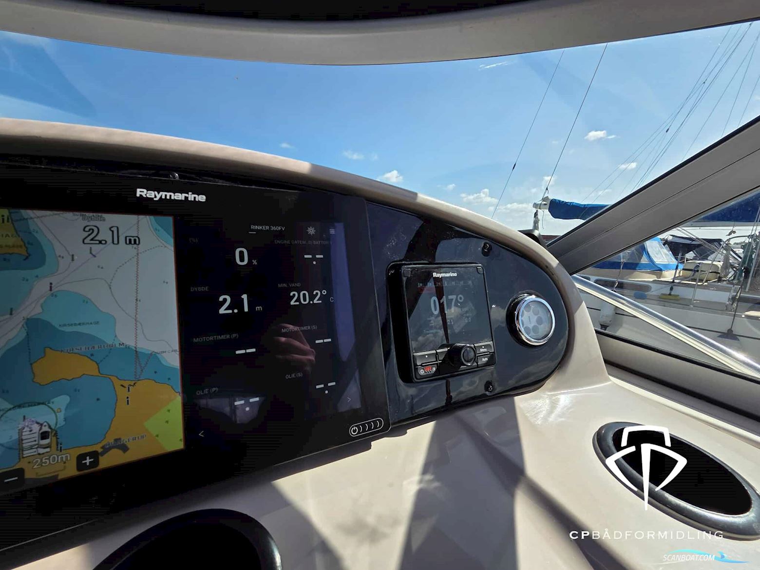 Rinker 360 Fiesta Vee