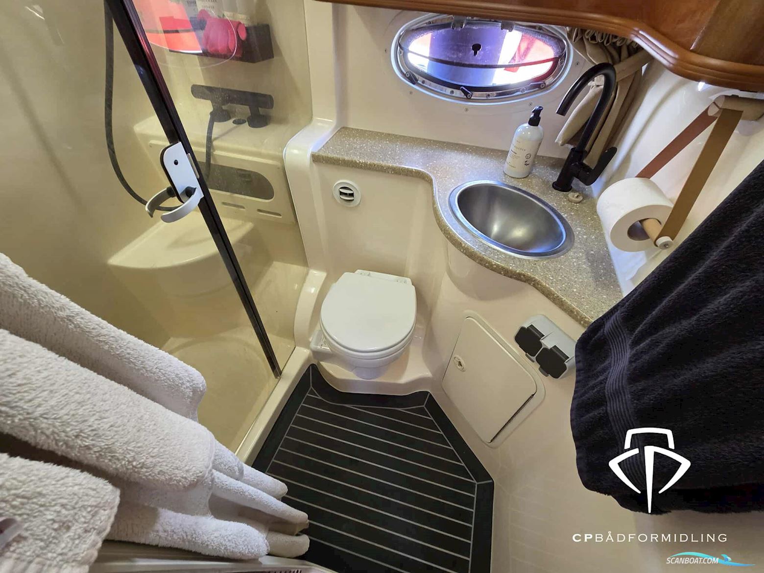 Rinker 360 Fiesta Vee