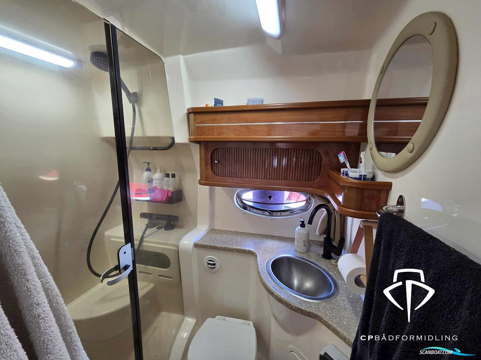 Rinker 360 Fiesta Vee