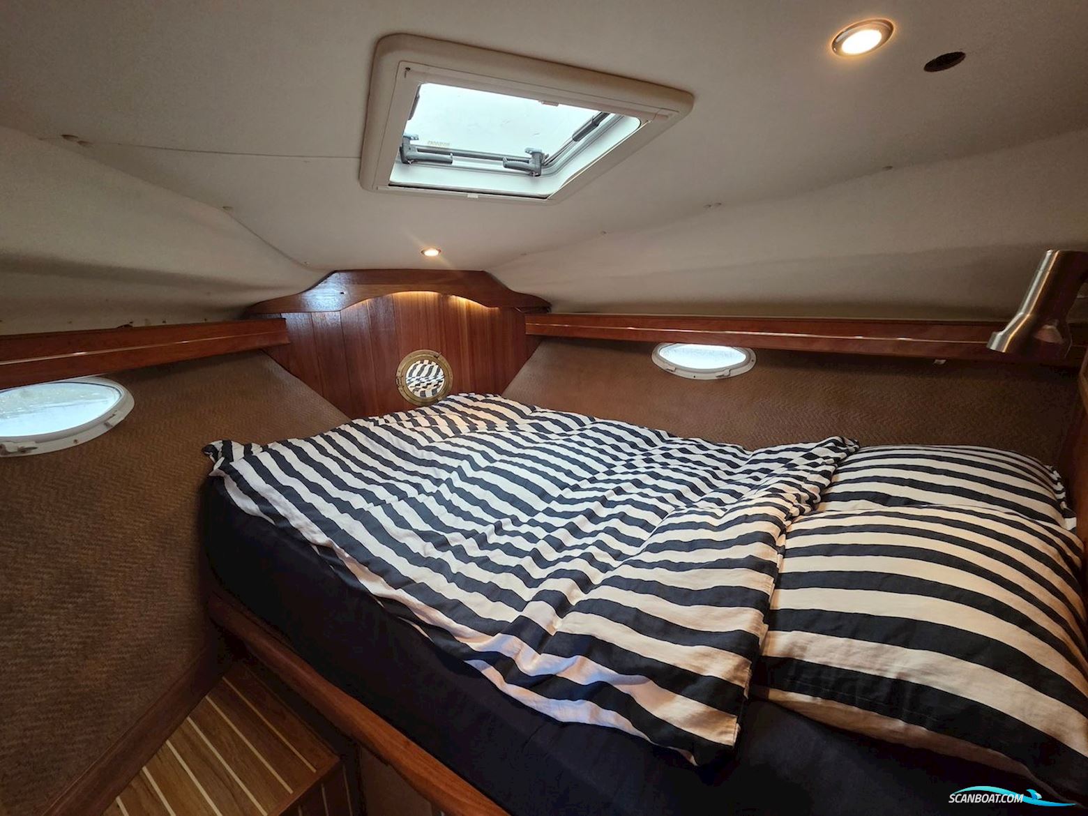 Rinker 360 Fiesta Vee