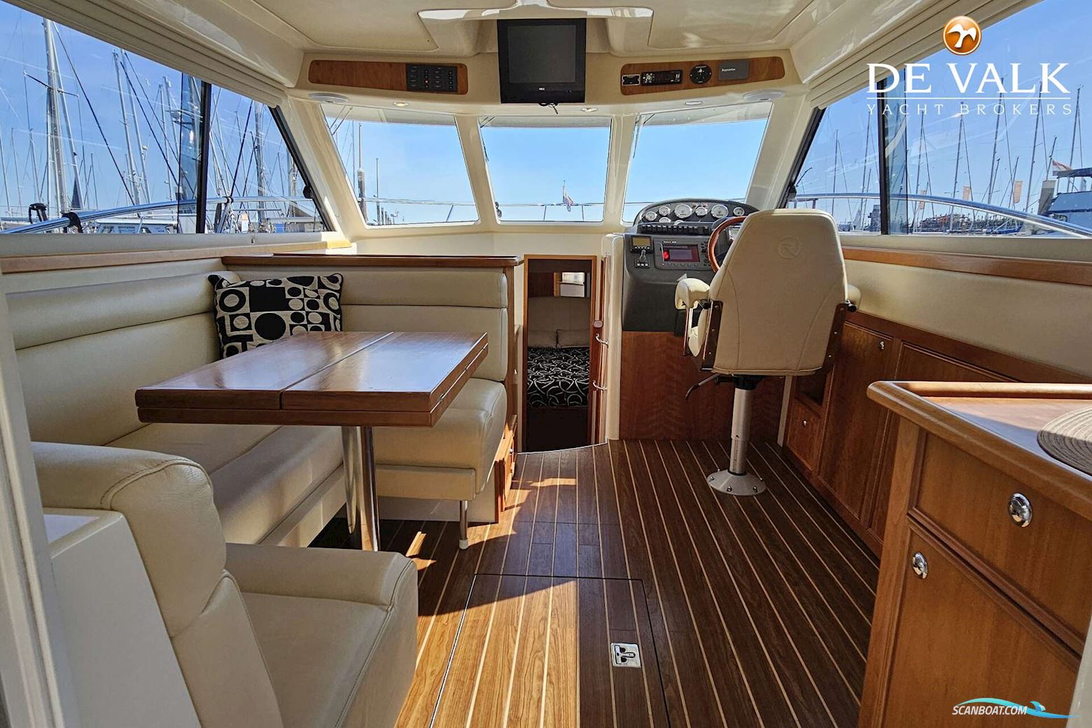 Riviera 33 Flybridge