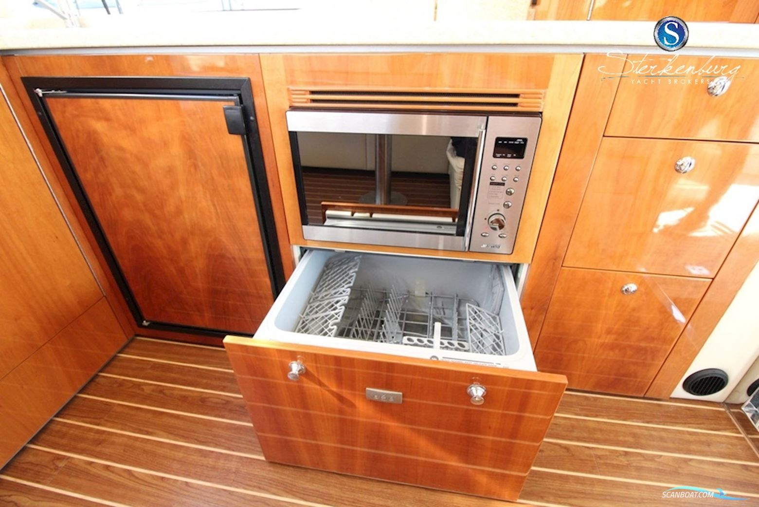 Rivièra 4700 Sport Yacht