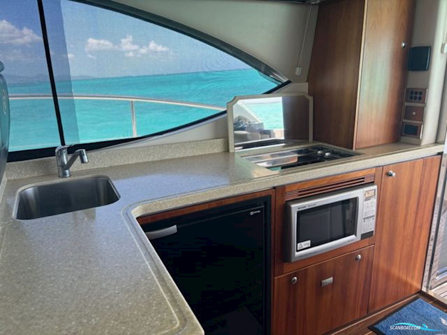 Riviera Yachts 4400 Sport Yacht