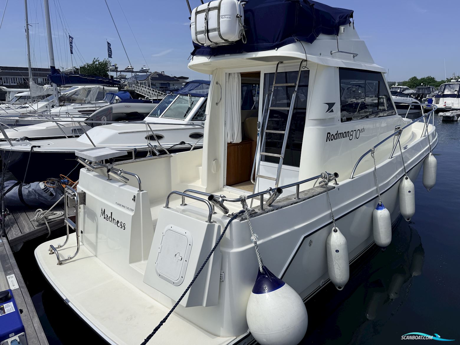 Rodman 870 Fly