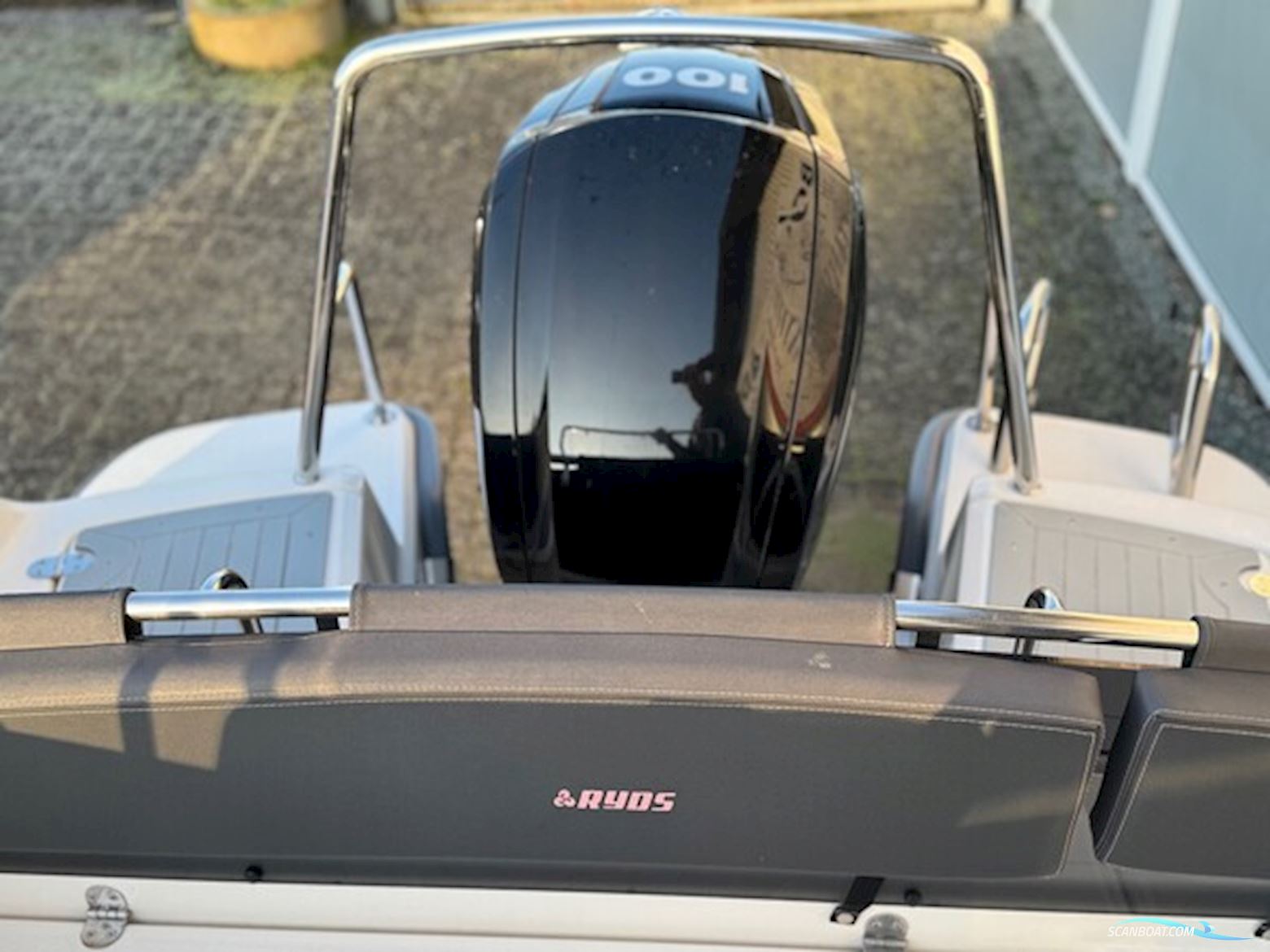 Ryds 548 Sport med F100 Mercury-EFI 4 takt 2,1L og 1000 kg Brenderup bådtrailer