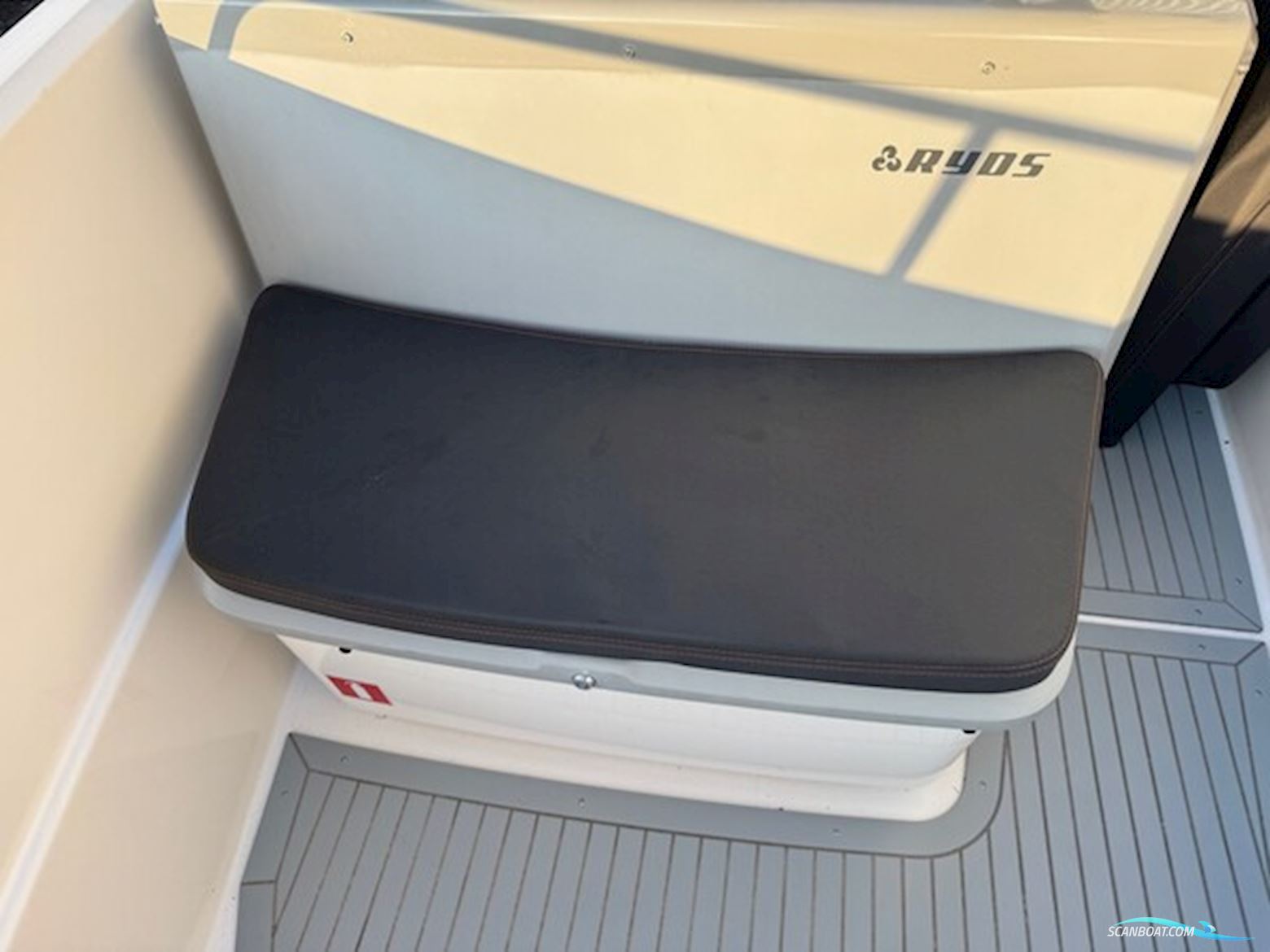 Ryds 548 Sport med F100 Mercury-EFI 4 takt 2,1L og 1000 kg Brenderup bådtrailer