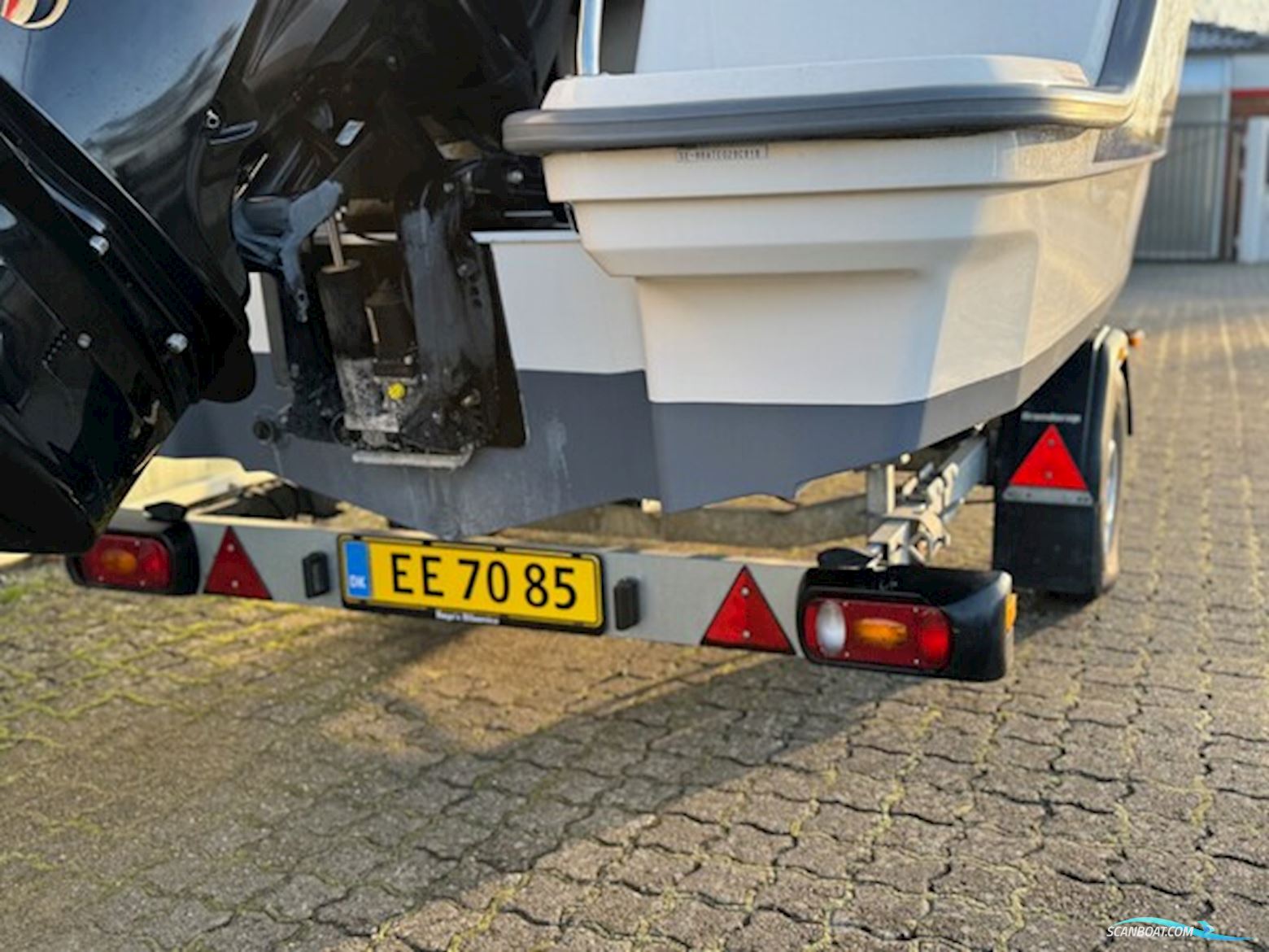 Ryds 548 Sport med F100 Mercury-EFI 4 takt 2,1L og 1000 kg Brenderup bådtrailer