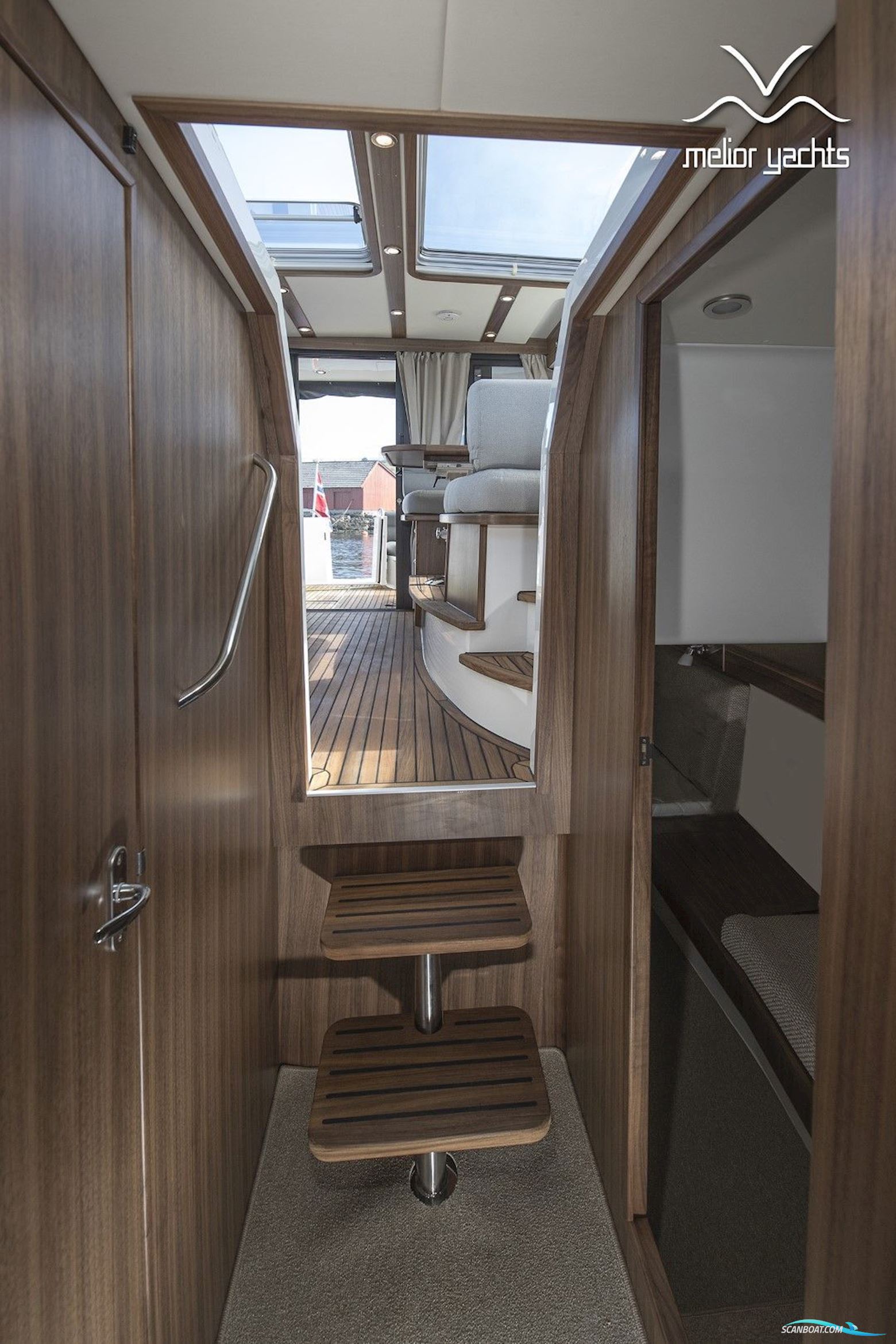 Saga 385 - Edition Walnut Interior