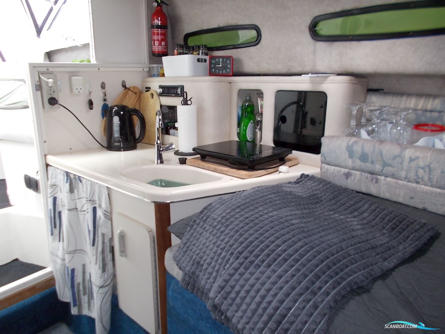 Sea Ray 250 Express Cruiser