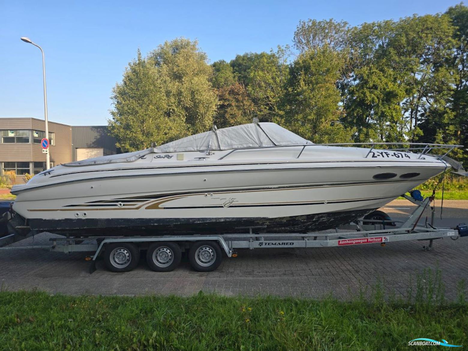 Sea Ray 280 Sunsport Cuddy Cabin