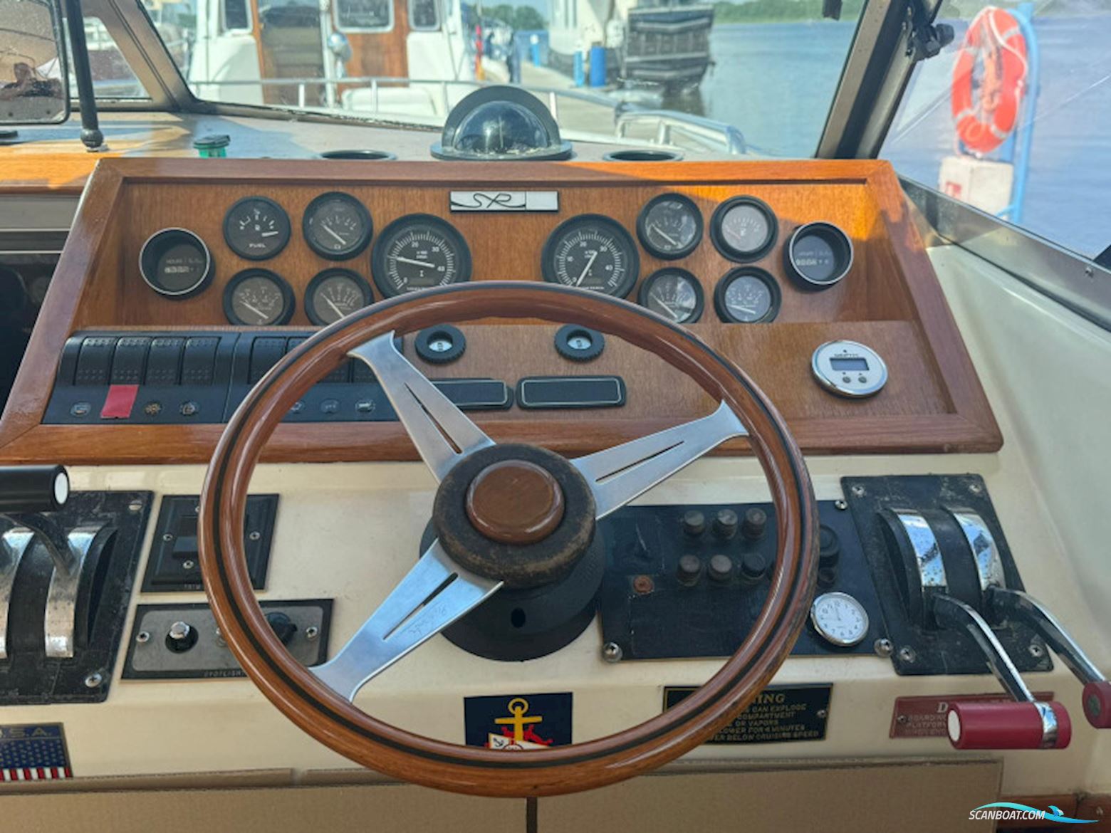 Sea Ray 300 Express Cruiser
