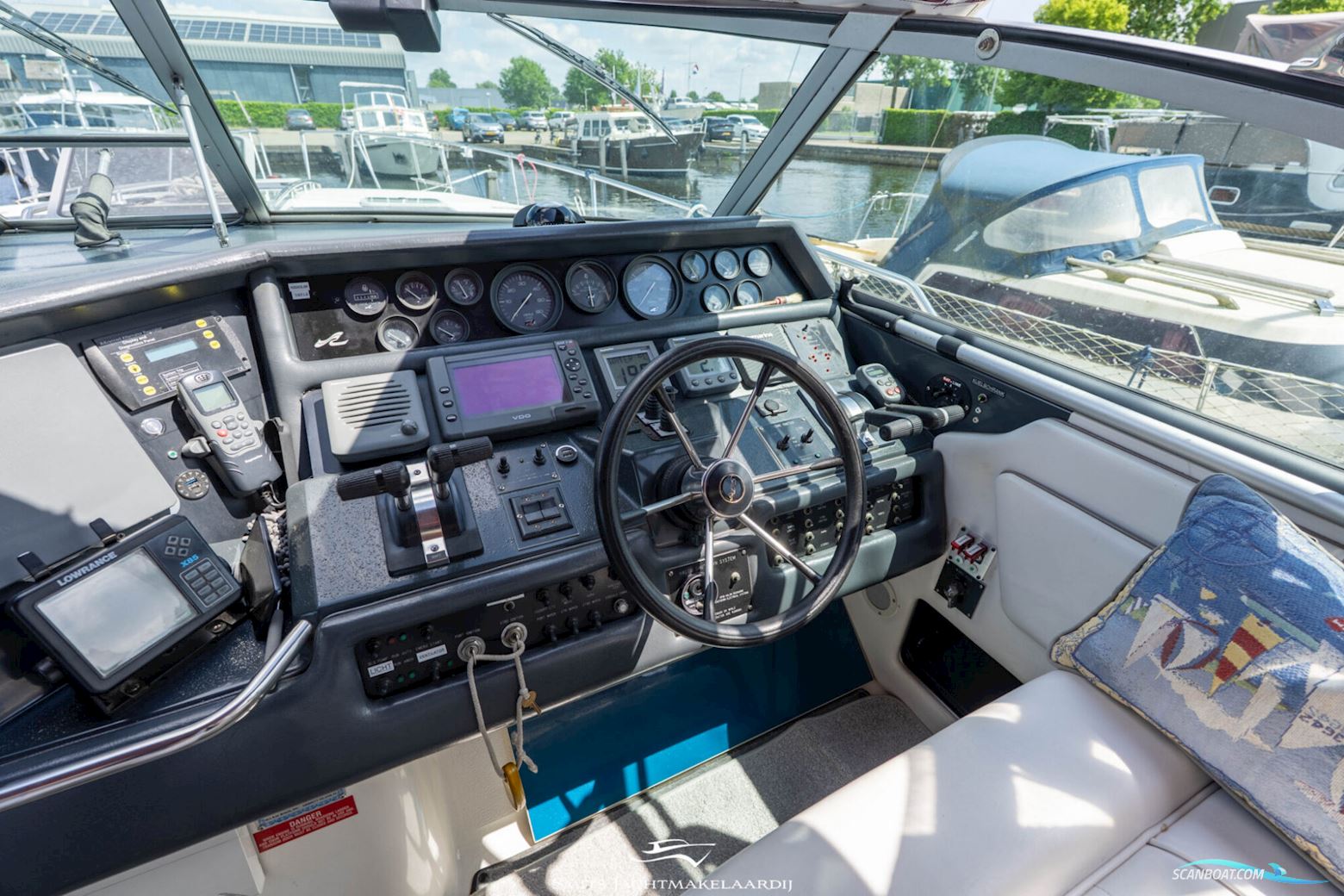 Sea Ray 370 Express Cruiser