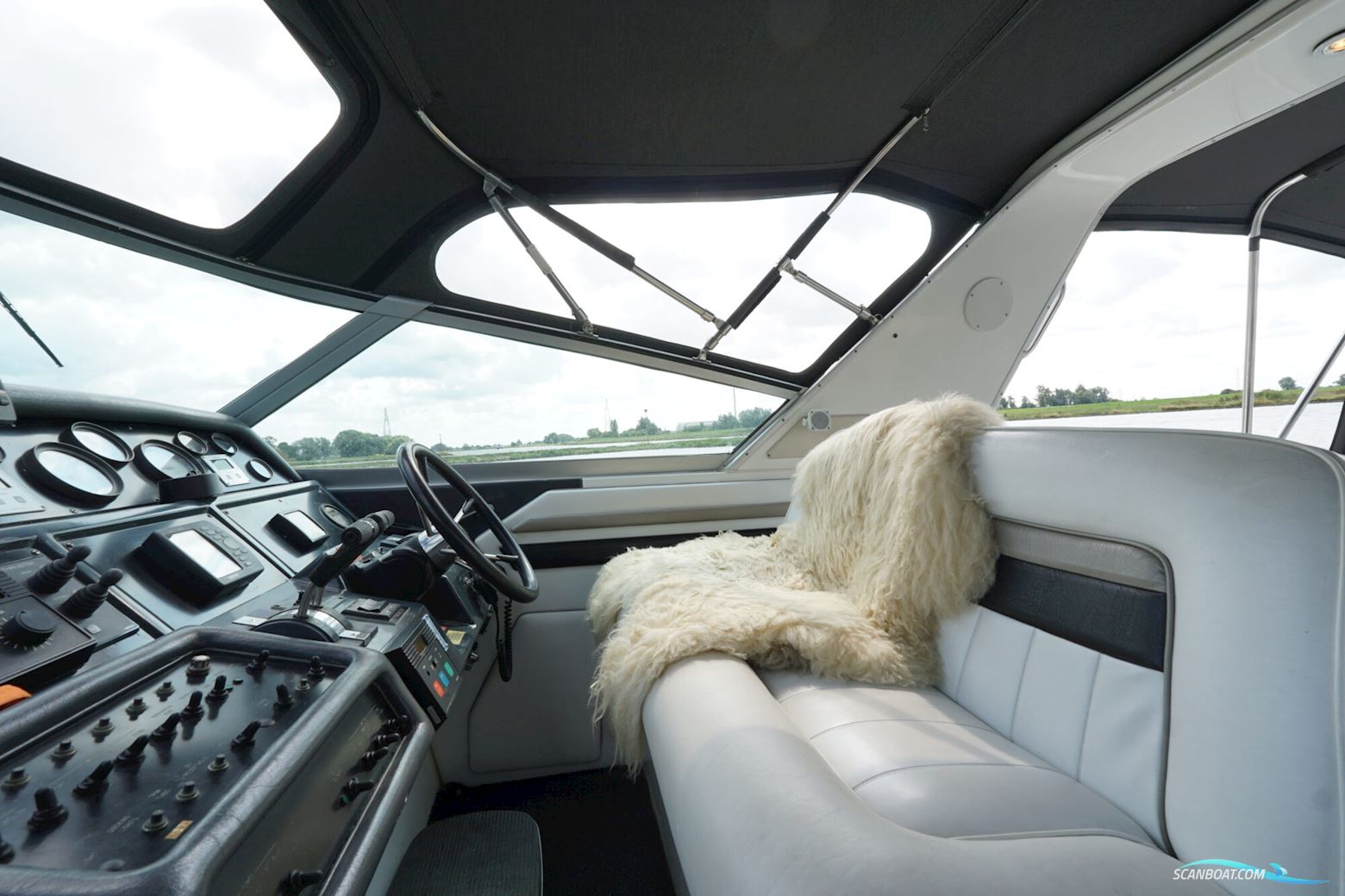 Sea Ray 400 Express Cruiser