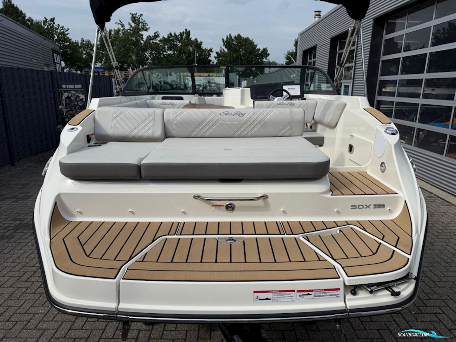 Sea Ray SDX 230