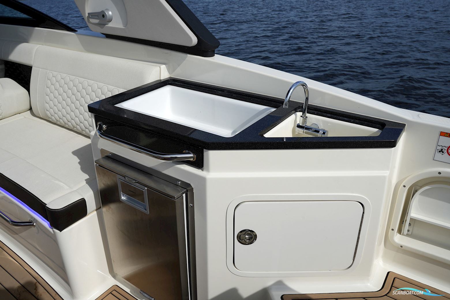 Sea Ray SDX 290 Outboard