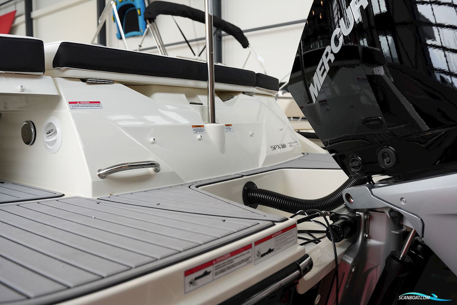 Sea Ray SPX 230 Outboard