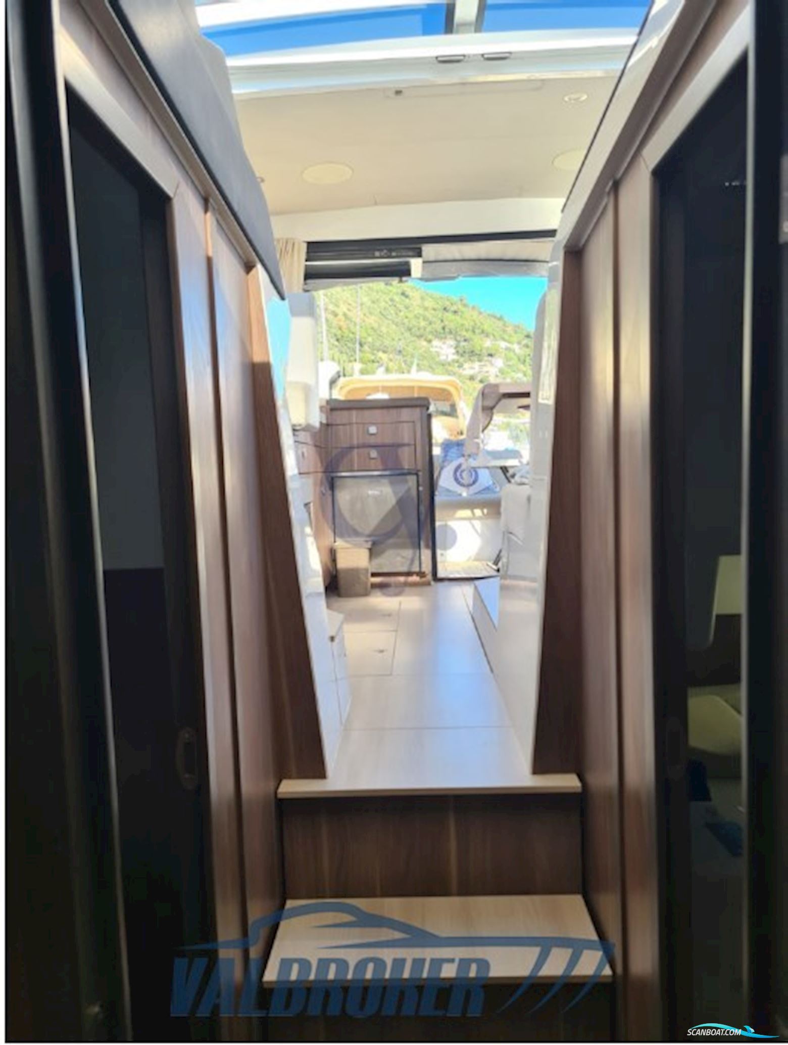 Sealine C330
