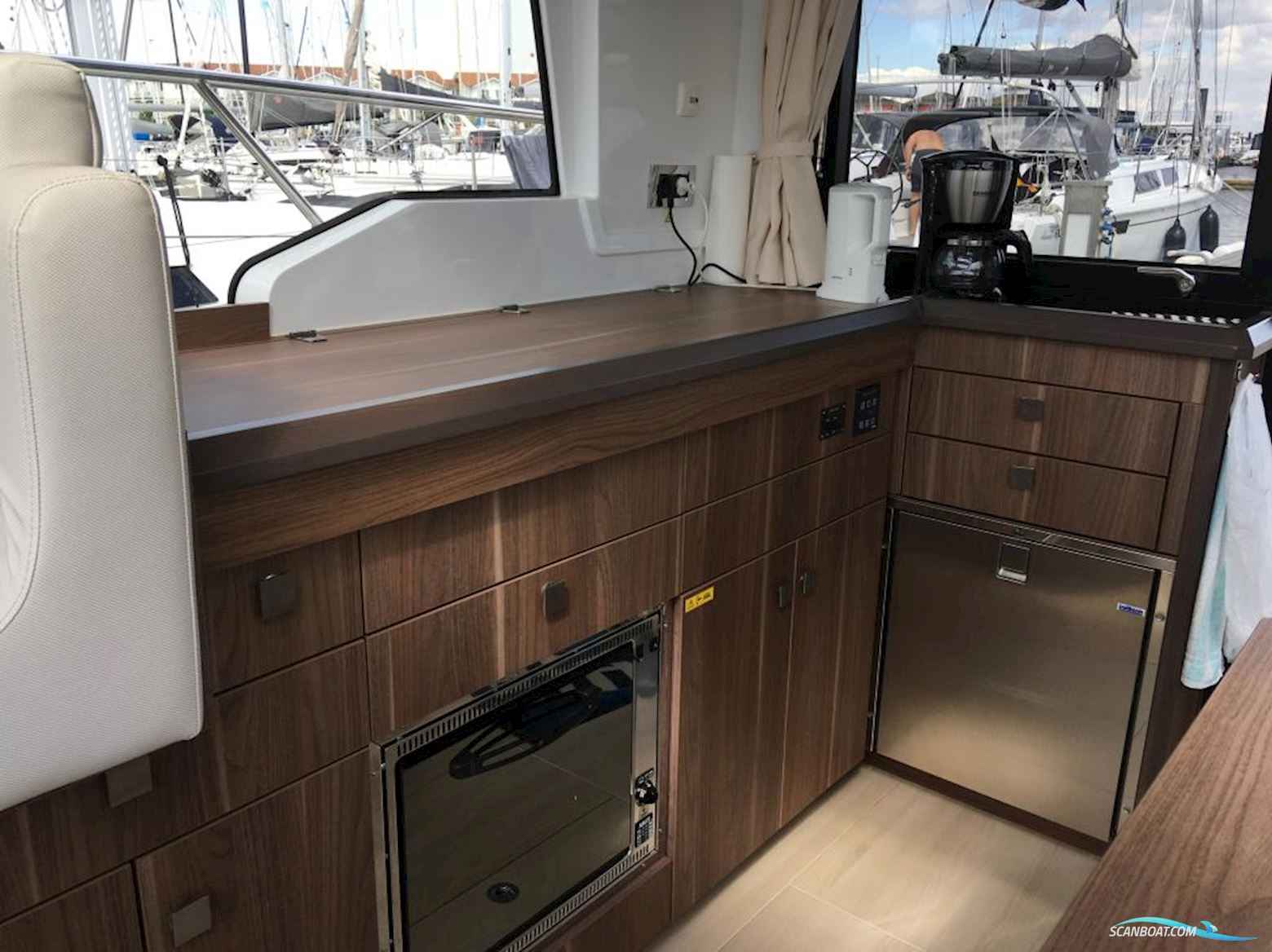 Sealine C330