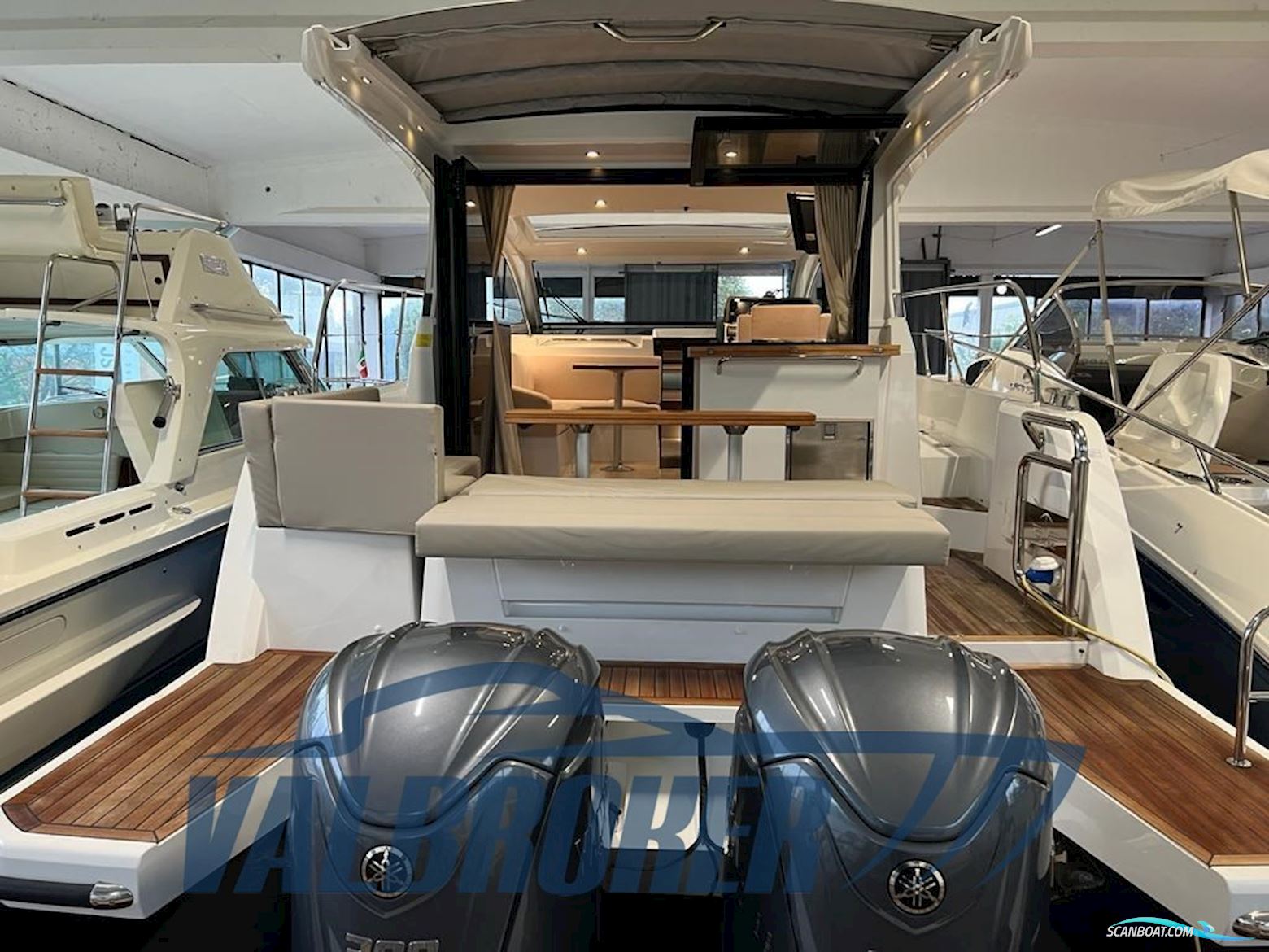 Sealine C335V