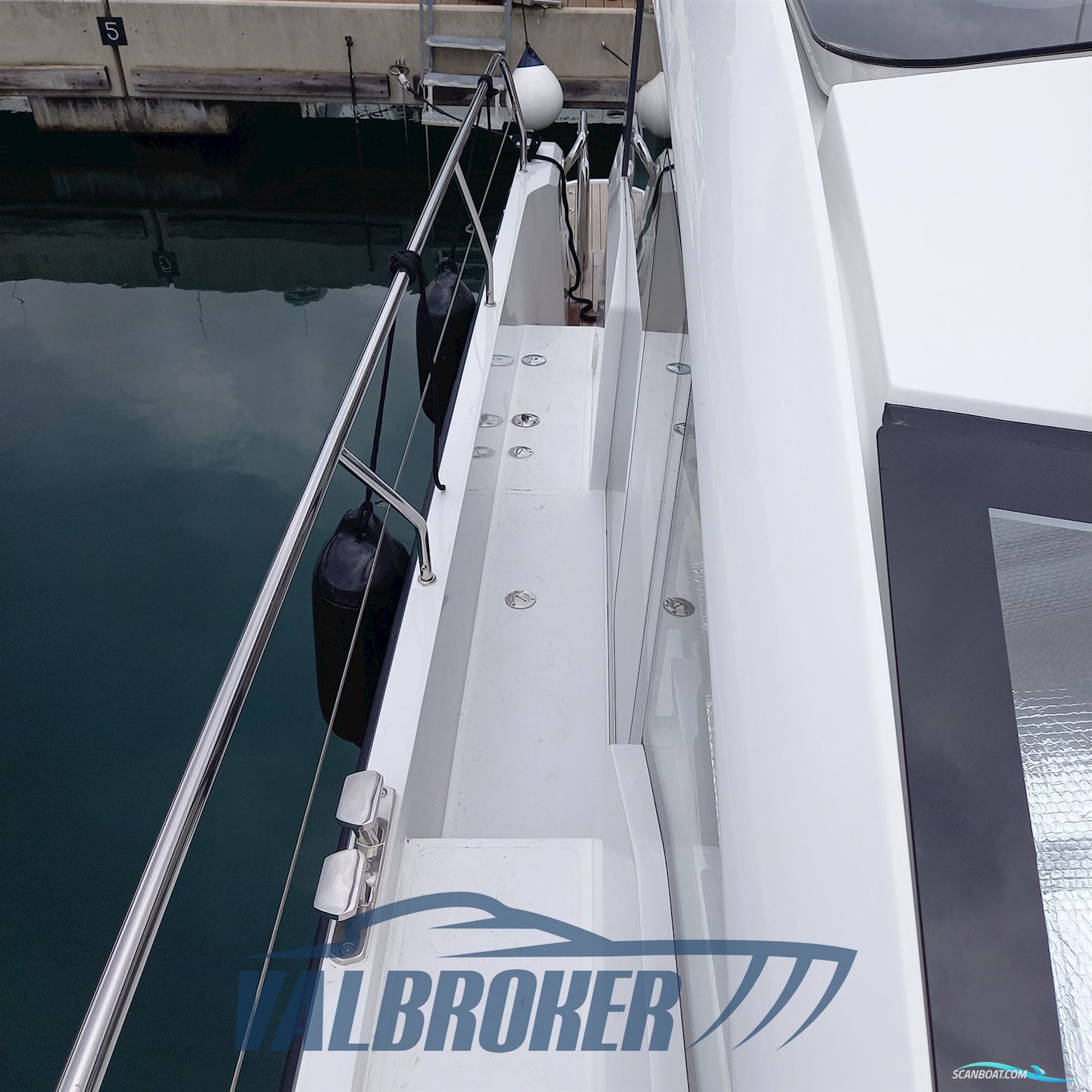 Sealine C335V