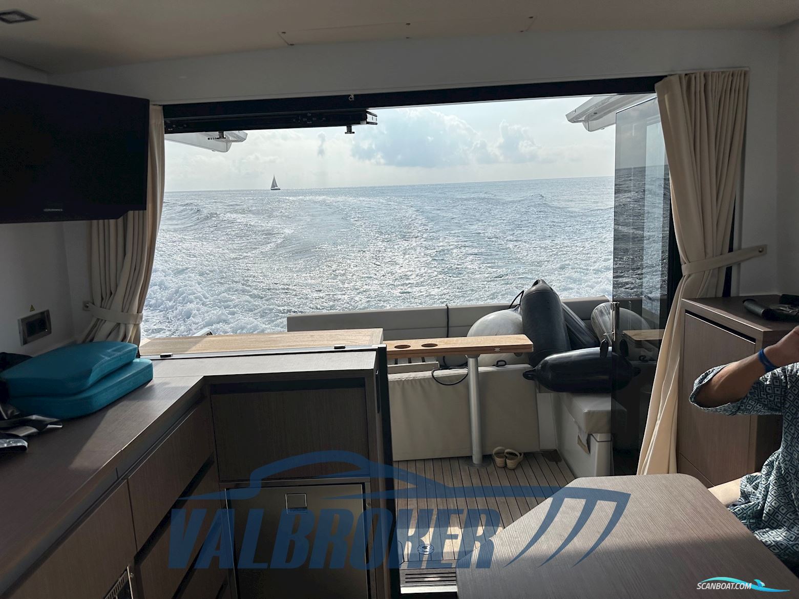 Sealine C335V