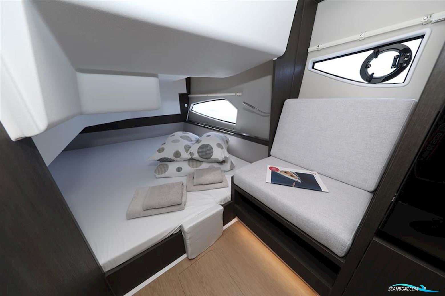 Sealine C335v