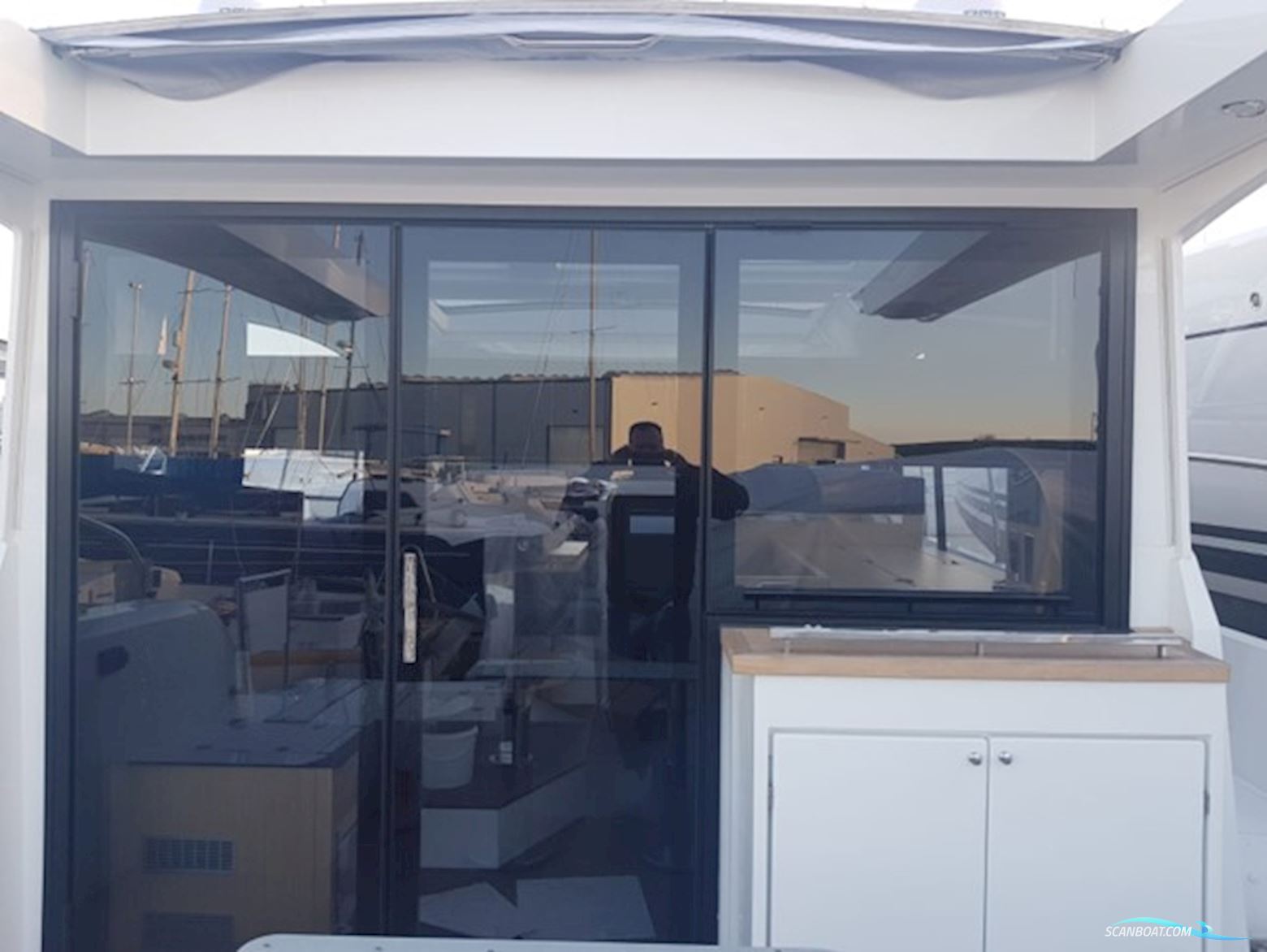 Sealine C390