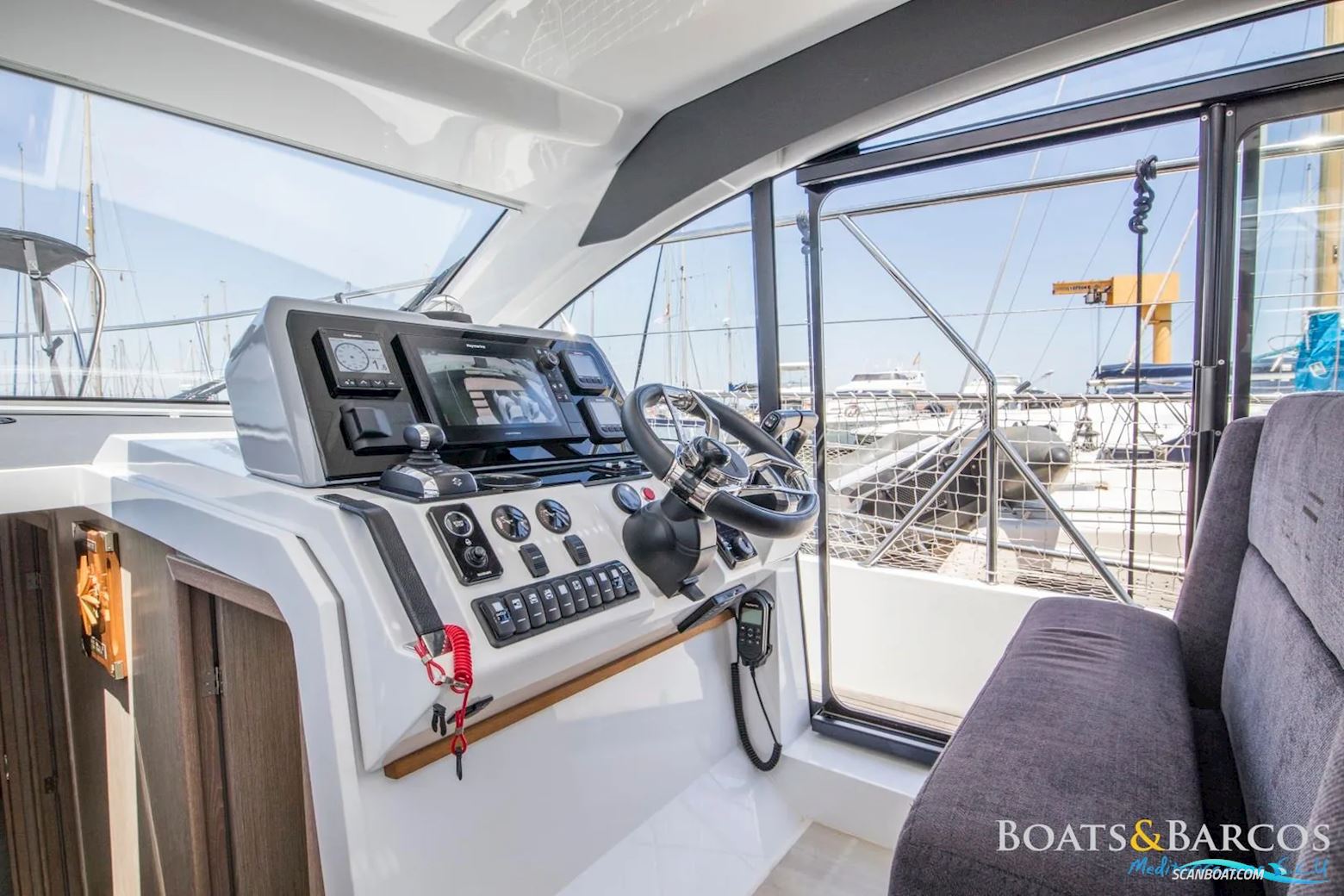 Sealine C390V