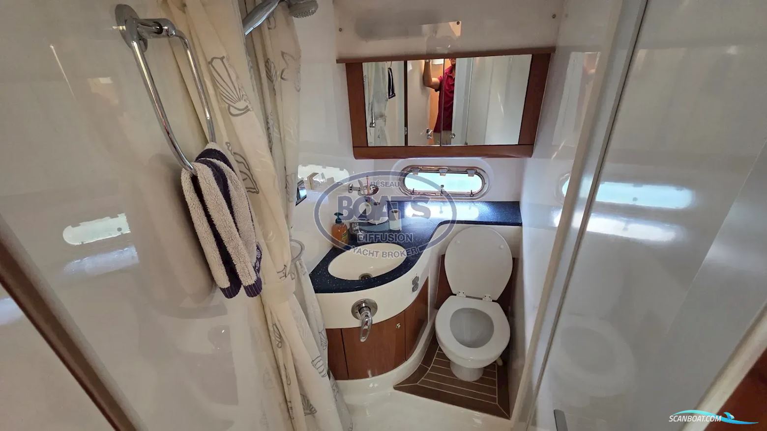 Sealine F42.5