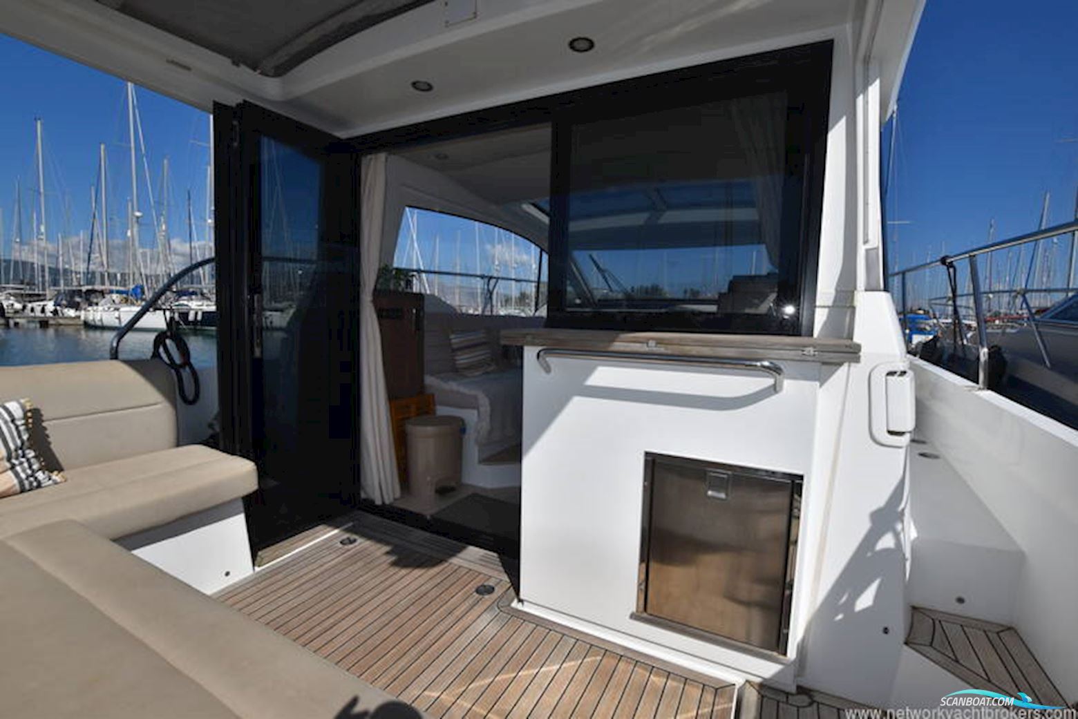 Sealine International C330