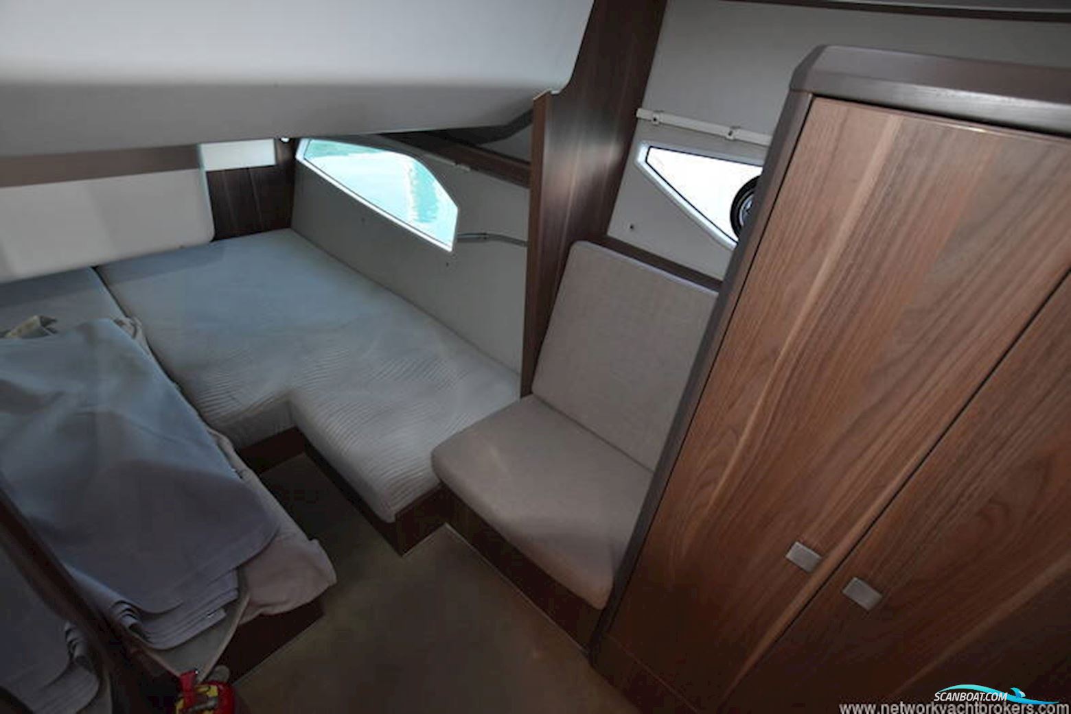 Sealine International C330