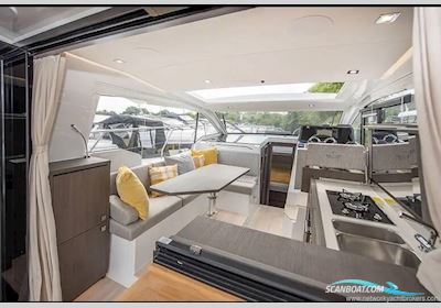 Sealine International C335 Motorboot 2023, mit Volvo Penta motor, England