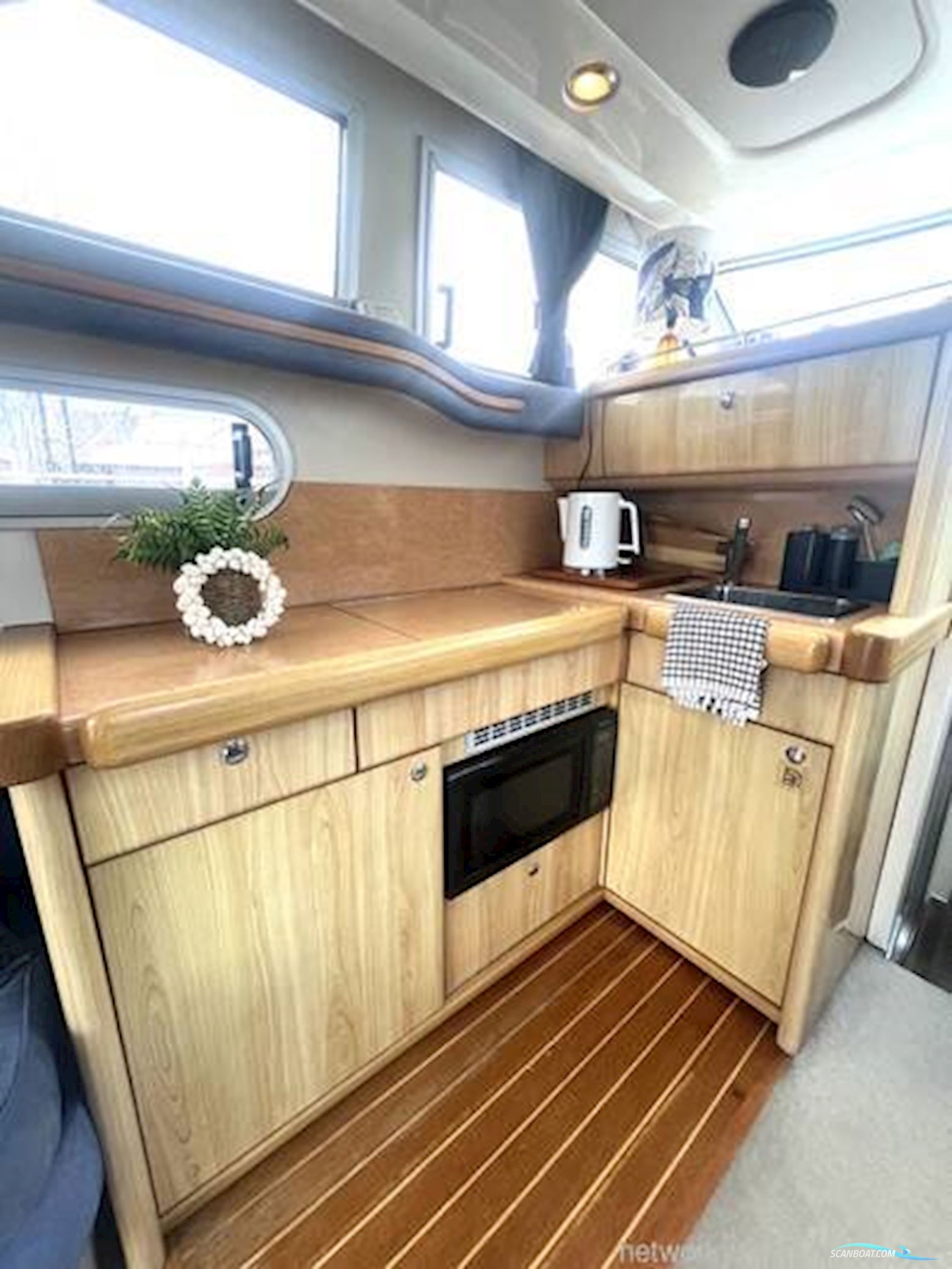 Sealine International F33