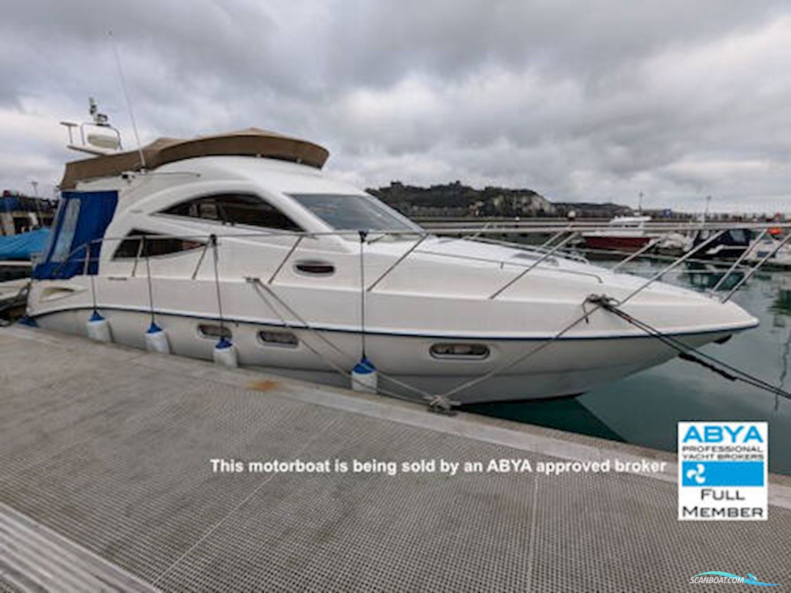 Sealine International F34 Motorboot 2004, mit Volvo Tamd 41B motor, England