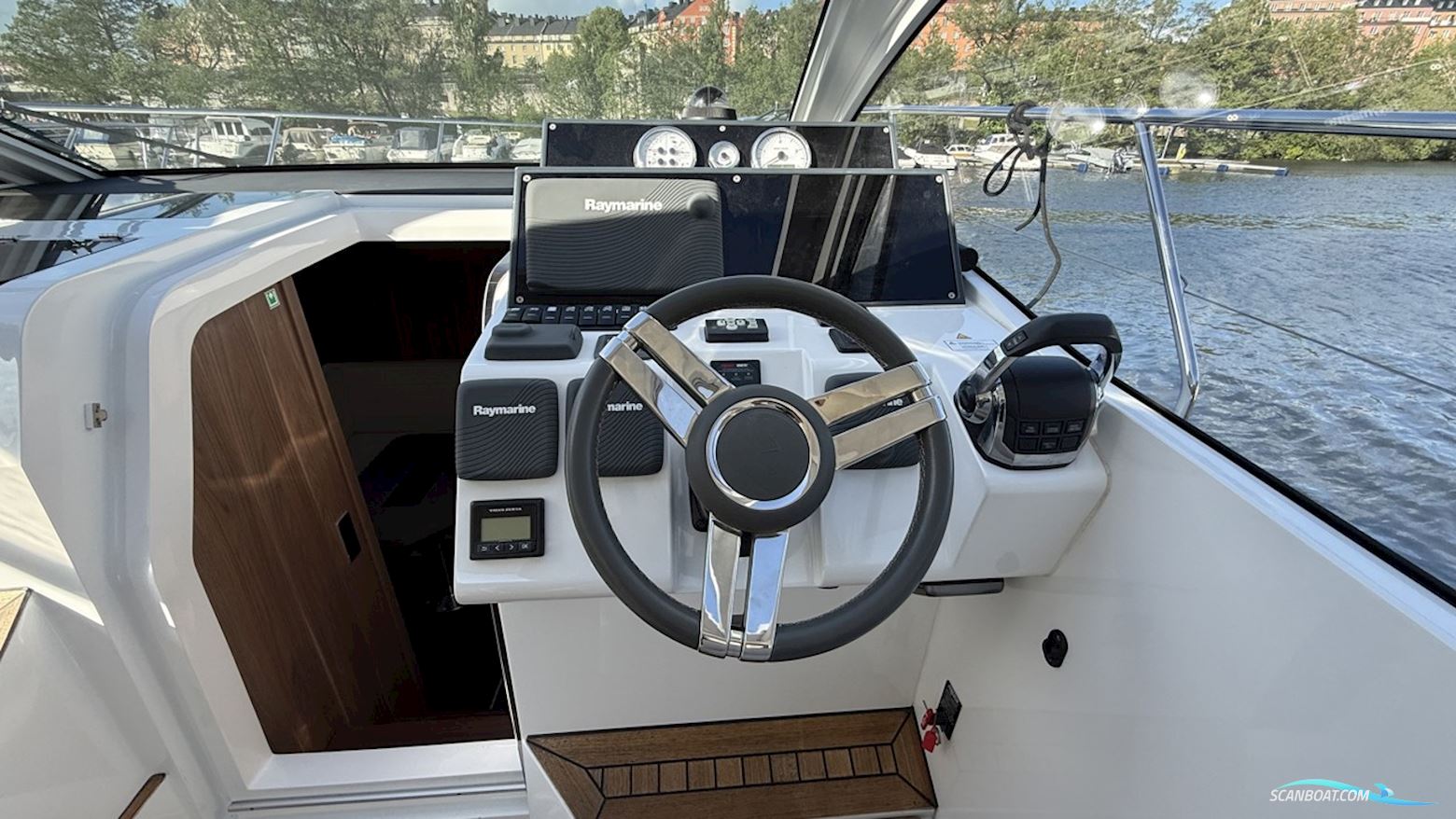 Sealine S330