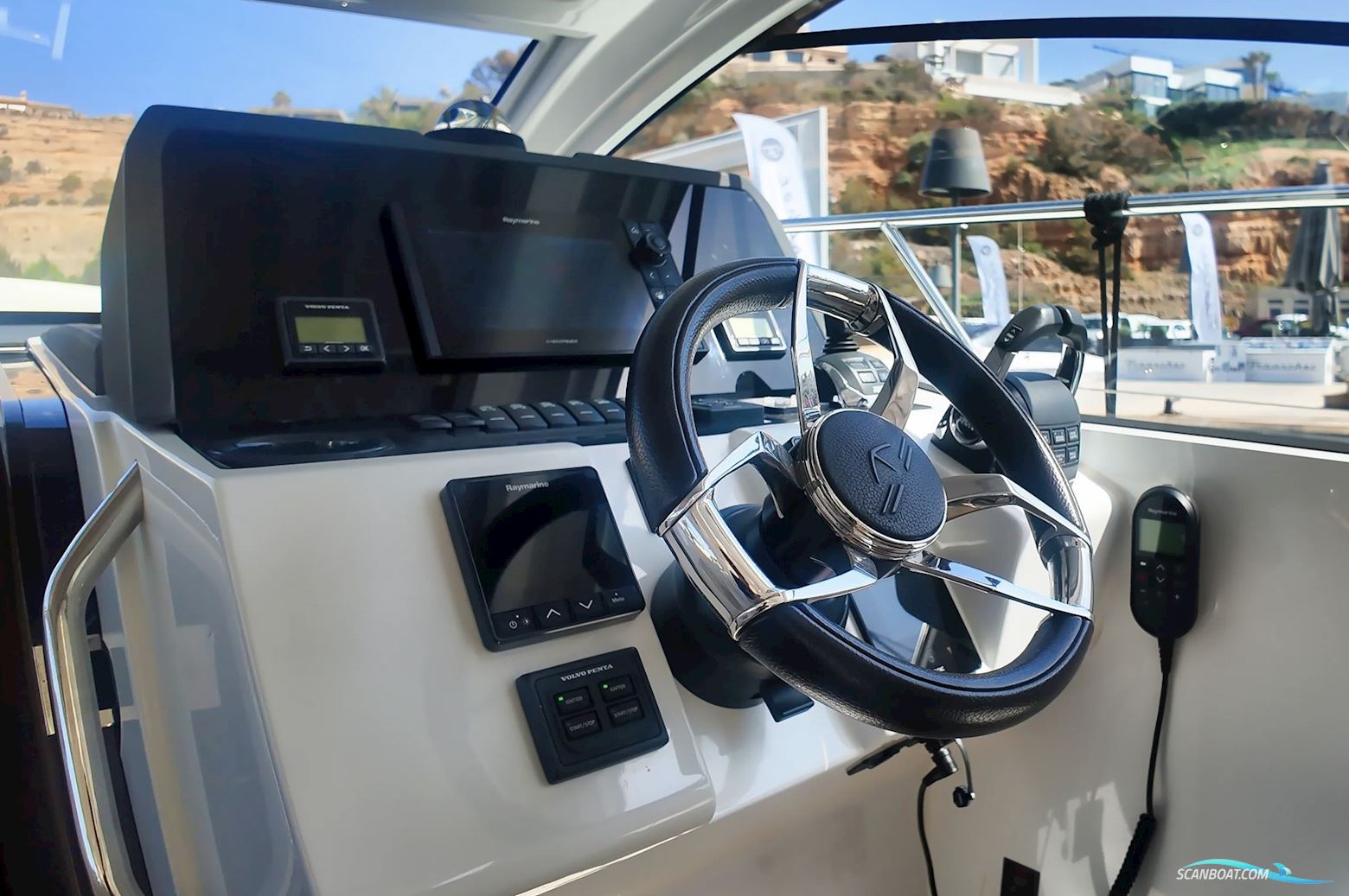 Sealine S335