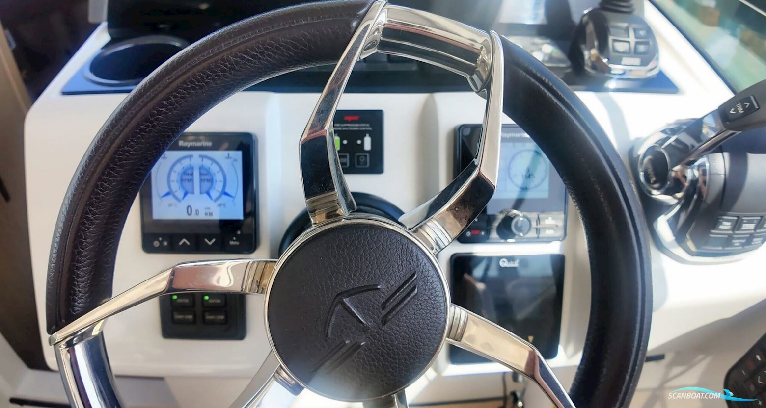 Sealine S335