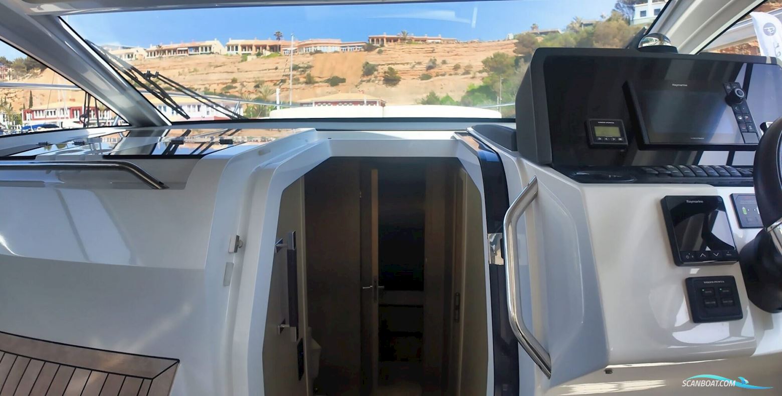 Sealine S335