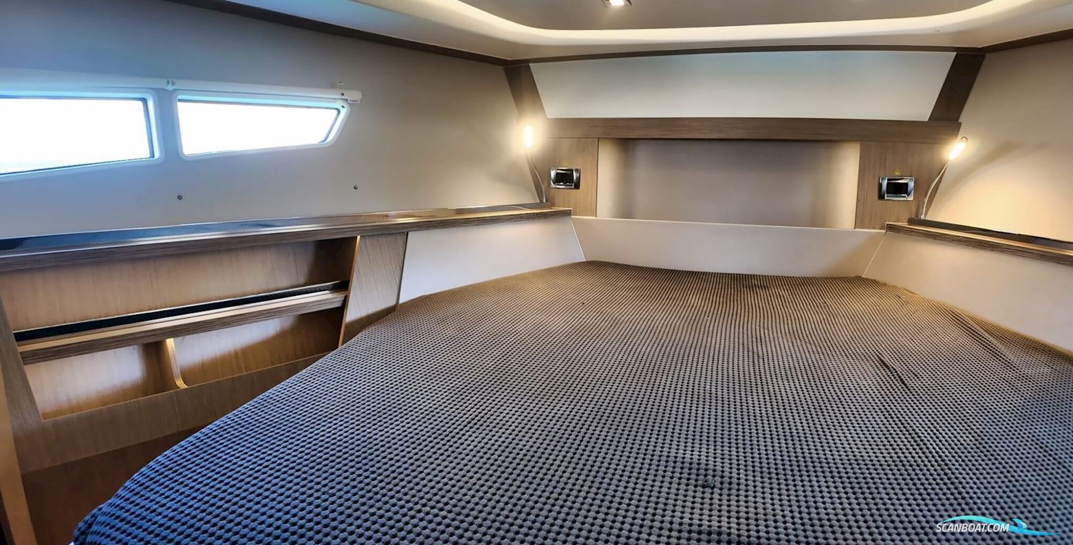 Sealine S335