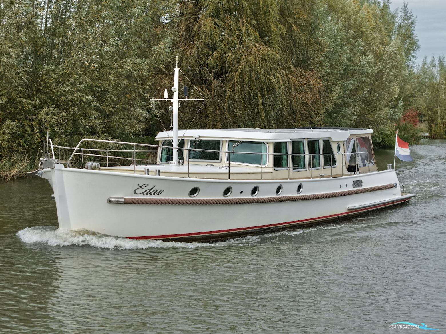 Serious Yachts Gently Low Bridge 45 Sedan