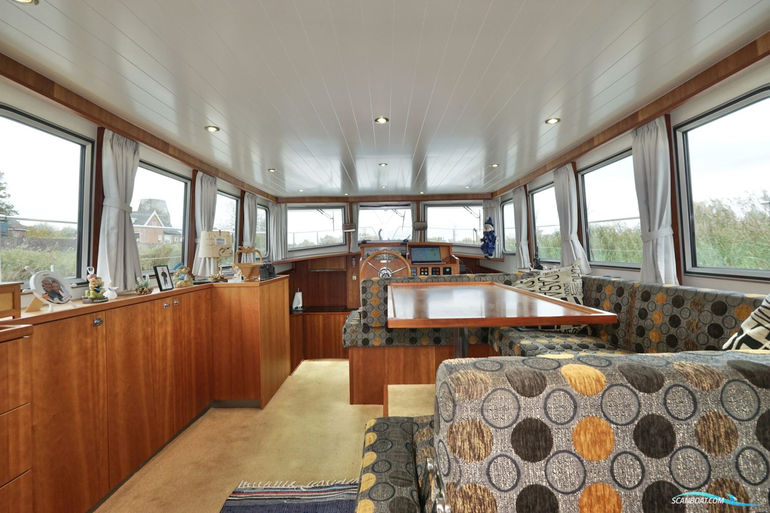 Serious Yachts Gently Low Bridge 45 Sedan