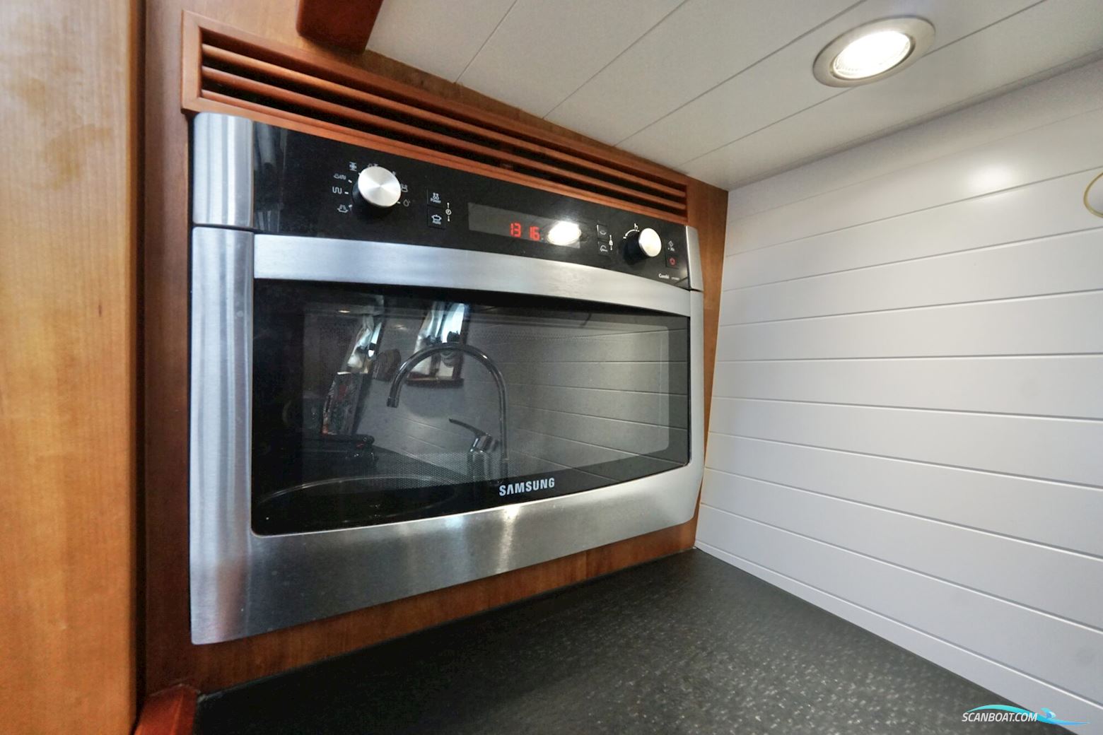 Serious Yachts Gently Low Bridge 45 Sedan