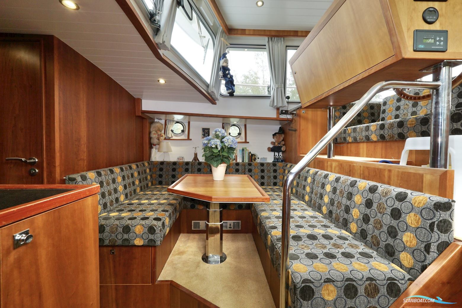 Serious Yachts Gently Low Bridge 45 Sedan