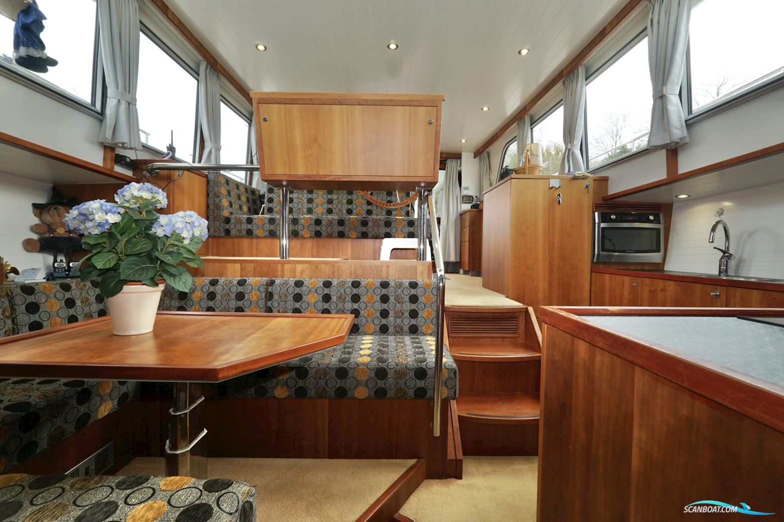 Serious Yachts Gently Low Bridge 45 Sedan